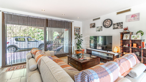 3 bedroom house with pool for sale in urbanization near Begur