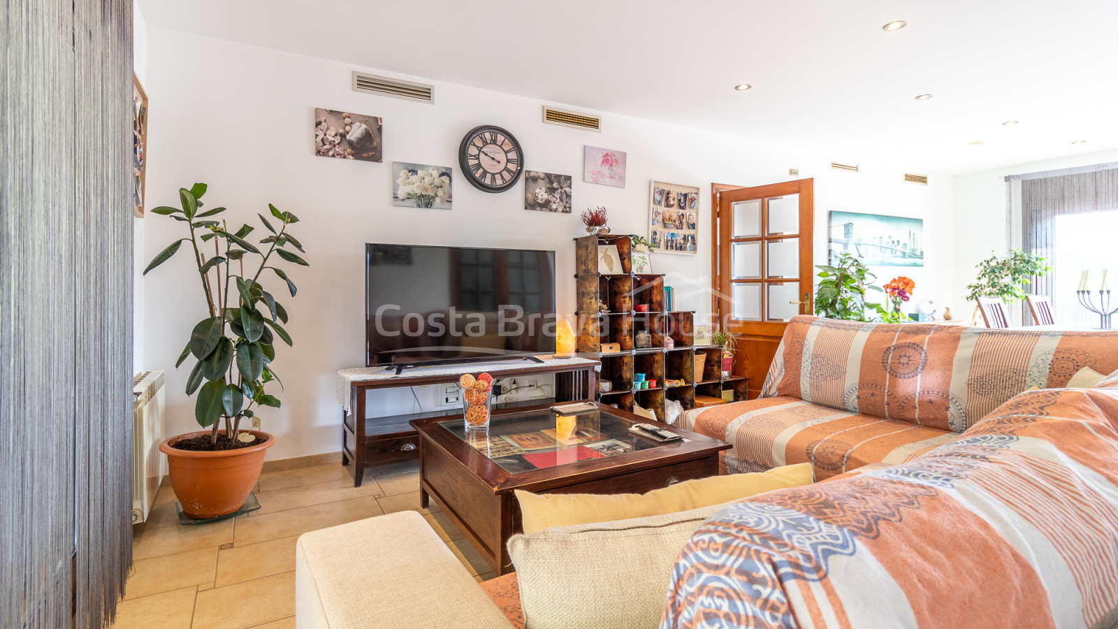 3 bedroom house with pool for sale in urbanization near Begur
