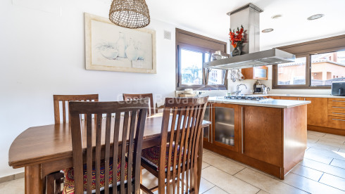 3 bedroom house with pool for sale in urbanization near Begur