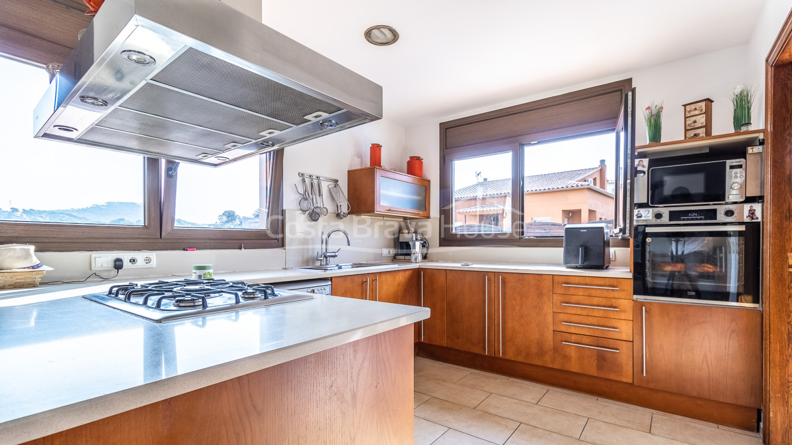 3 bedroom house with pool for sale in urbanization near Begur