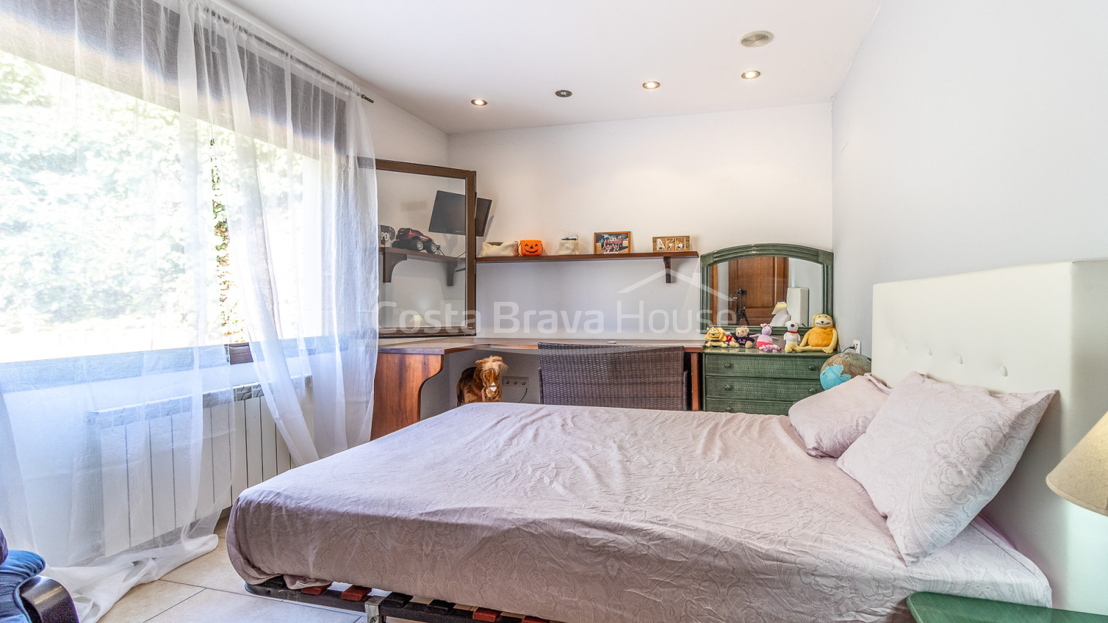 3 bedroom house with pool for sale in urbanization near Begur
