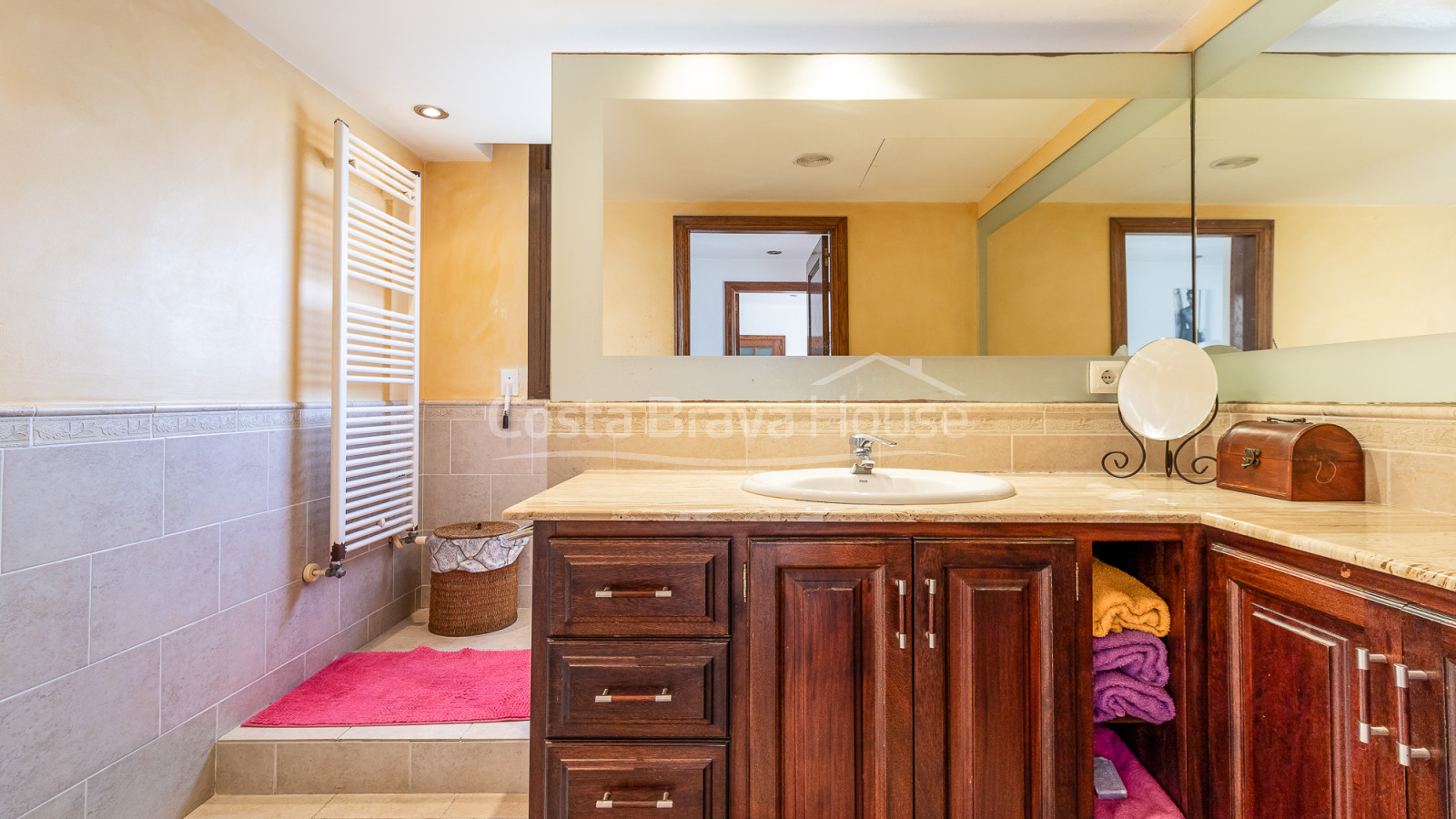 3 bedroom house with pool for sale in urbanization near Begur