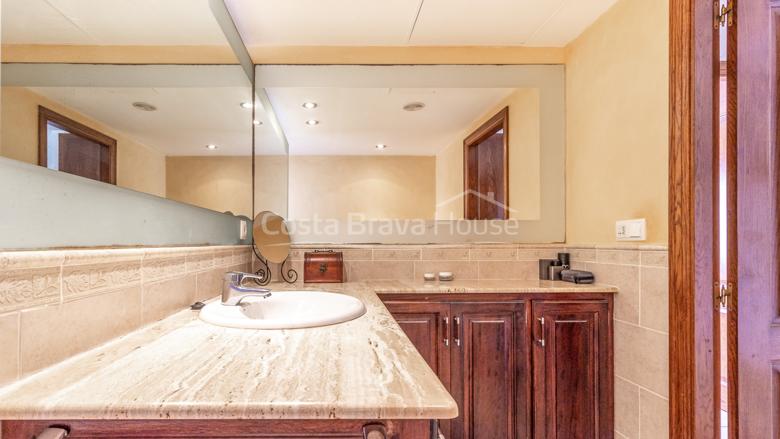 3 bedroom house with pool for sale in urbanization near Begur