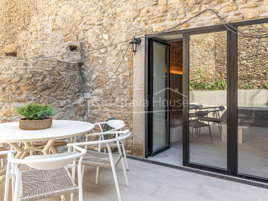 Renovated stone house in Gualta, Costa Brava: modern luxury and rustic style in 230 m².