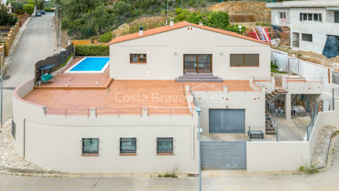 3 bedroom house with pool for sale in urbanization near Begur
