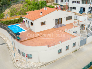 Detached house on the Costa Brava with a pool, spacious exteriors, and close to beaches
