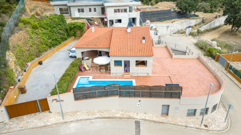 3 bedroom house with pool for sale in urbanization near Begur