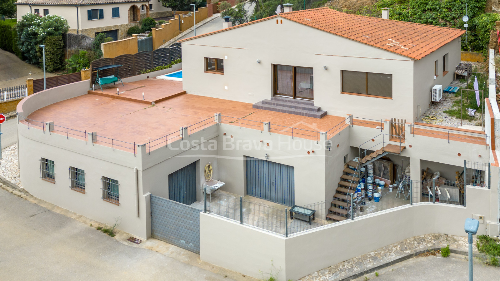 3 bedroom house with pool for sale in urbanization near Begur
