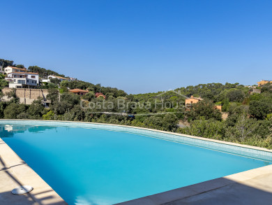 Elegante promoción de casas adosadas en el prestigioso municipio de Begur, Costa Brava. Para entrar a vivir ya.