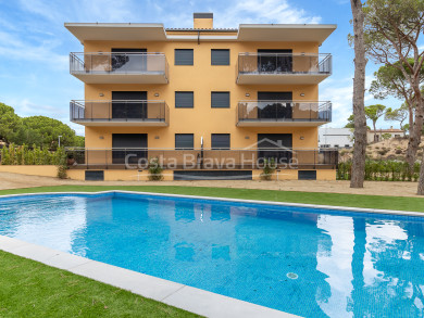 Appartement moderne de 3 chambres à vendre à Pals, à 10 minutes à pied de la plage avec garage et piscine communautaire.