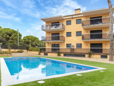 Moderno apartamento de 3 dormitorios en venta en Pals, a 10 minutos a pie de la playa con garaje y piscina comunitaria.