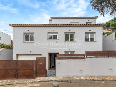 Casa moderna a estrenar con piscina privada y jardín en Residencial Begur, Costa Brava