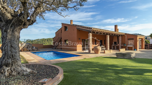 Villa met zwembad en tuin in Residencial Begur, Costa Brava