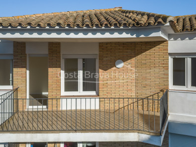 Apartament reformat a Calella de Palafrugell amb terrassa, a prop de la platja i a punt per entrar a viure.