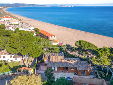Luxevilla met directe toegang tot het strand tussen Begur en Pals, Costa Brava, eerstelijns aan zee