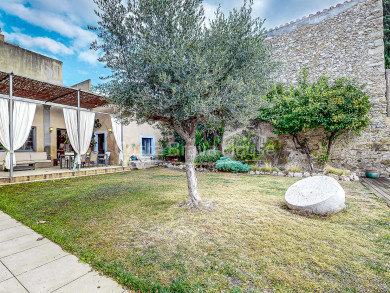 Historic renovated house for sale in Torroella de Montgrí with garden and pool