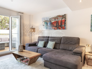 Casa adossada moderna a 1 minut de la platja de Tamariu, amb terrasses, garatge i acabats de luxe.