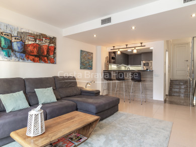 Casa adossada moderna a 1 minut de la platja de Tamariu, amb terrasses, garatge i acabats de luxe.