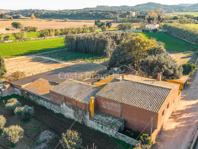 Historische masia uit de 17e eeuw in de Baix Empordà met 20.000 m² grond