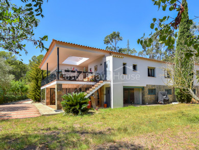 Landhuis met 11.000 m² grond te koop op een mooie plek tussen Begur en Palafrugell. Met toeristische vergunning.