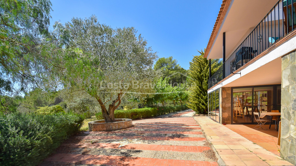 Maison de campagne avec 11.000 m² de terrain à vendre à un joli endroit entre Begur et Palafrugell