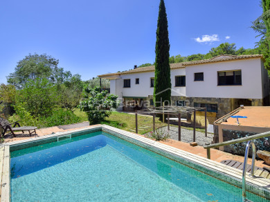 Casa de campo con 11.000 m² de terreno en venta en un bonito lugar entre Begur y Palafrugell. Con licencia turística.