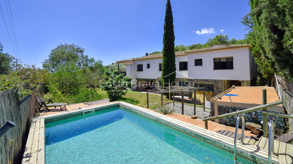 Landhuis met 11.000 m² grond te koop op een mooie plek tussen Begur en Palafrugell
