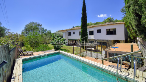 Landhuis met 11.000 m² grond te koop op een mooie plek tussen Begur en Palafrugell