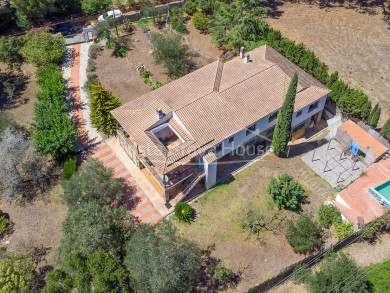 Casa de campo con 11.000 m² de terreno en venta en un bonito lugar entre Begur y Palafrugell. Con licencia turística.