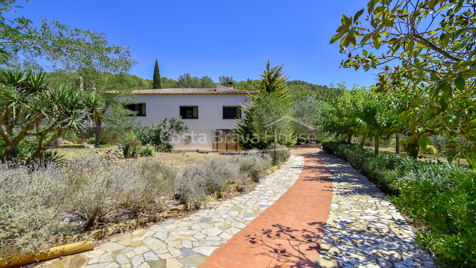 Landhuis met 11.000 m² grond te koop op een mooie plek tussen Begur en Palafrugell