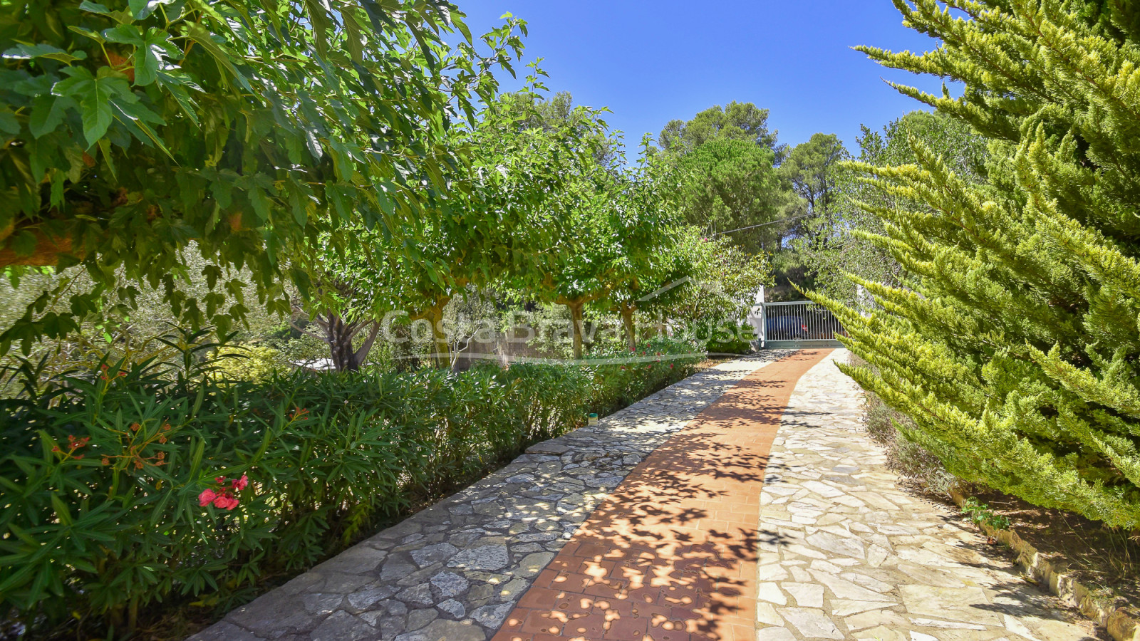 Landhuis met 11.000 m² grond te koop op een mooie plek tussen Begur en Palafrugell