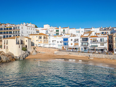 Seafront apartment with tourist license for sale in Calella de Palafrugell