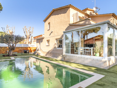 Casa amb piscina en venda a Calella de Palafrugell, a 700 m de la platja i amb jardí privat