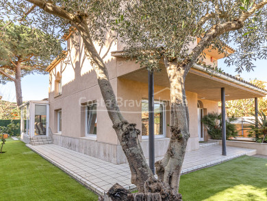 House with pool for sale in Calella de Palafrugell, 700 m from the beach, with a private garden