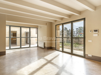 Renovated townhouse with pool and garden in the center of Palafrugell, with easy access to the beach