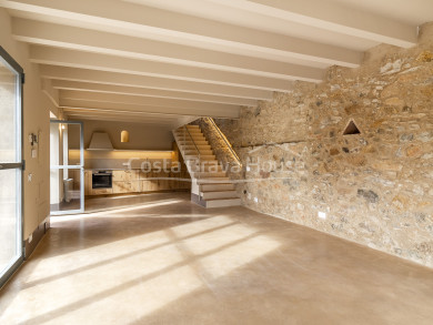 Renovated townhouse with pool and garden in the center of Palafrugell, with easy access to the beach