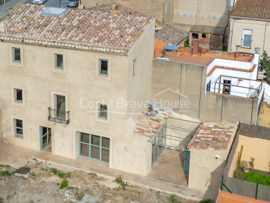Renovated townhouse with pool and garden in the center of Palafrugell, with easy access to the beach