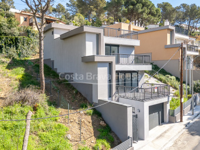 Casa a estrenar a pocs minuts del centre de Begur i de les platges de la Costa Brava. Luxe i eficiència.