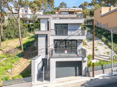 Brand-new house just minutes from the center of Begur and the beaches of the Costa Brava. Luxury and efficiency.