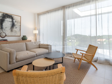 Casa de luxe d´obra nova a Begur, a un passeig del centre ciutat, amb vista mar i jardí amb piscina