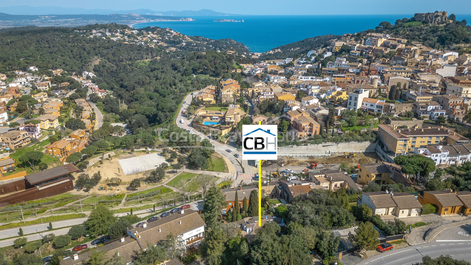 Casa de poble amb jardí i llicència a Begur Centre