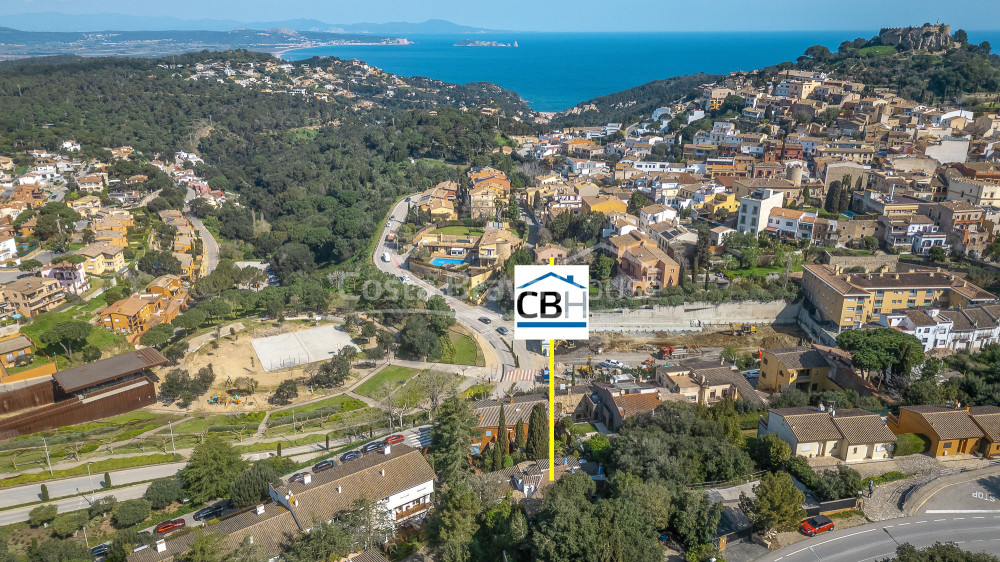 Casa de poble amb jardí i llicència a Begur Centre