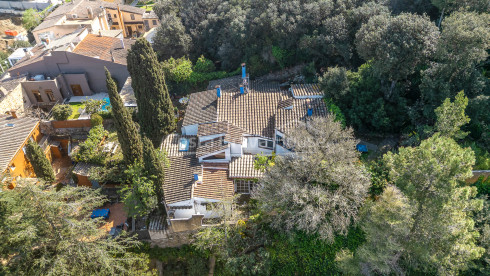 Dorpshuis met tuin en vergunning in Begur