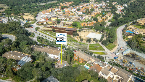 Casa de poble amb jardí i llicència a Begur Centre