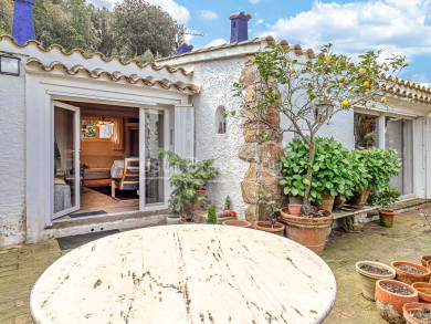 Encantadora casa de poble en venda a Begur amb jardí privat i llicència turística activa