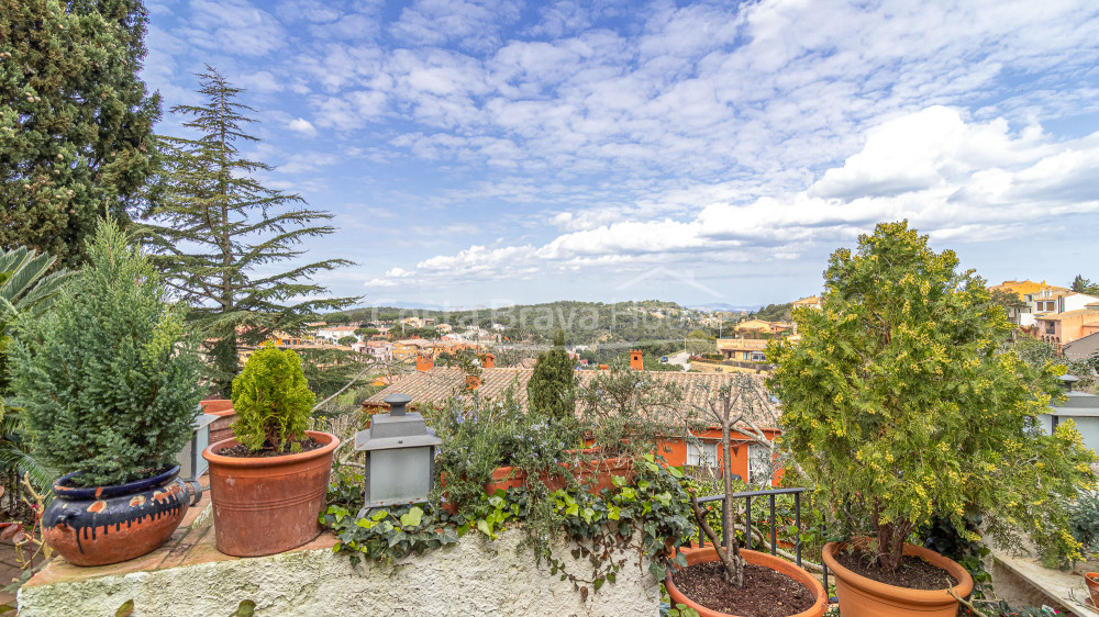 Casa de poble amb jardí i llicència a Begur Centre