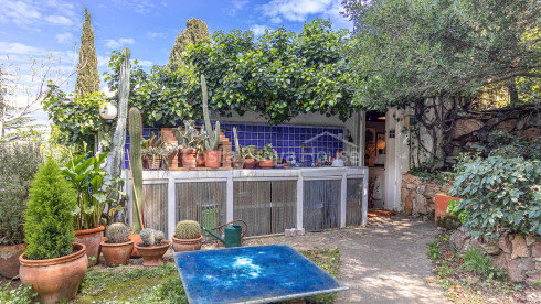 Dorpshuis met tuin en vergunning in Begur