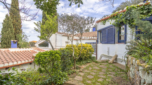 Casa de poble amb jardí i llicència a Begur Centre