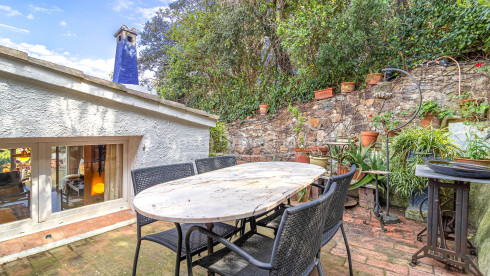 Casa de poble amb jardí i llicència a Begur Centre