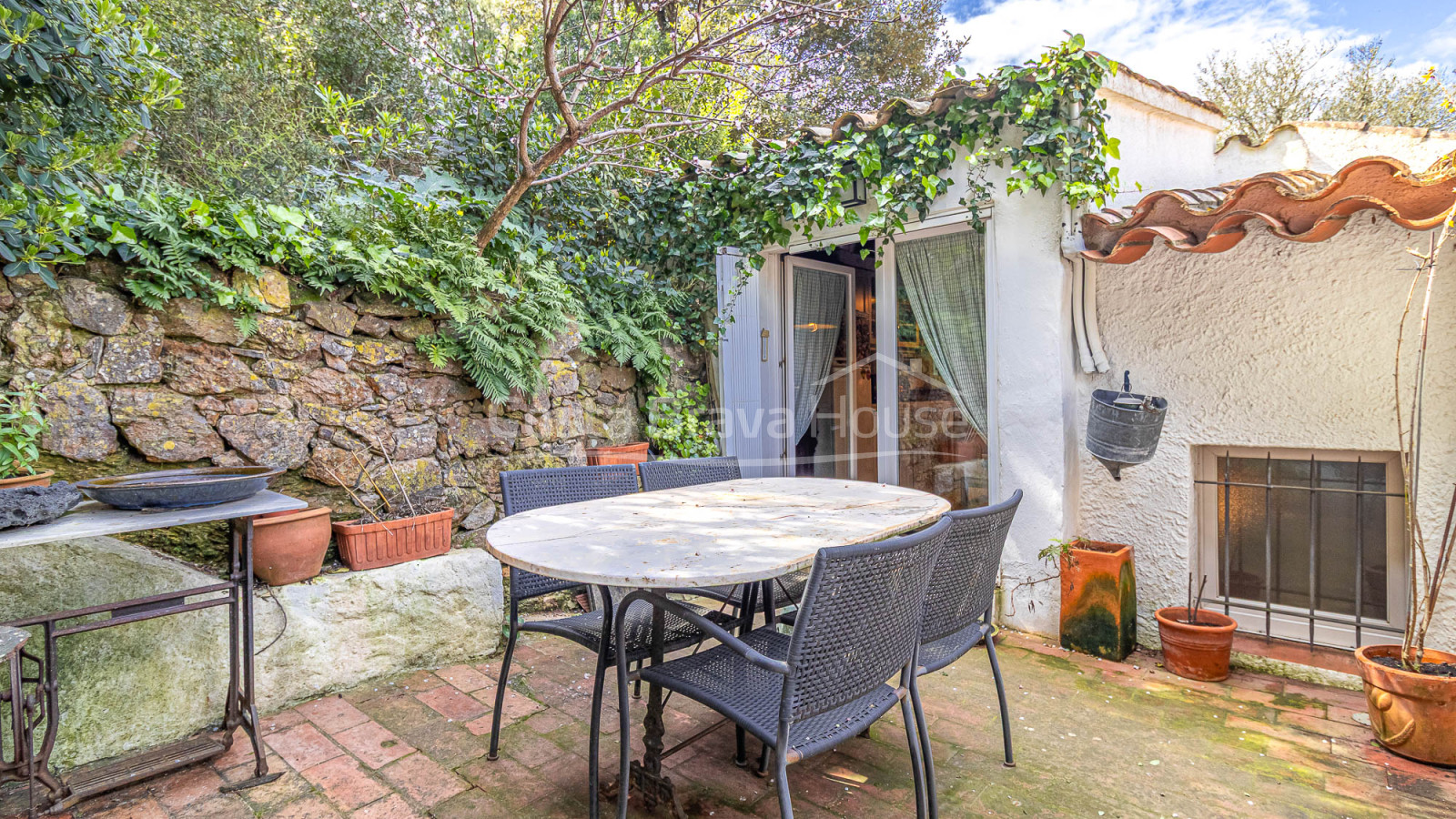 Dorpshuis met tuin en vergunning in Begur